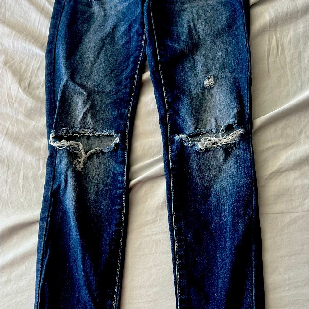 Garage size 01 skinny jeans with ripped knees. Good condition